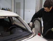 Фото процесса работы с лобовым стеклом в Автостекла Профи