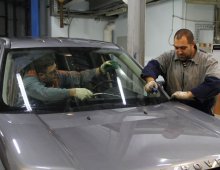 Изображение процесса работы с лобовым стеклом в Автостекла Профи