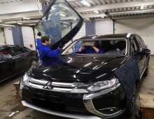 Изображение процесса замены лобового стекла