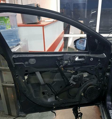 Фото процесса замены бокового стекла