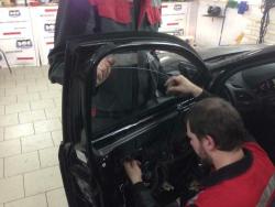 Фото установки бокового стекла