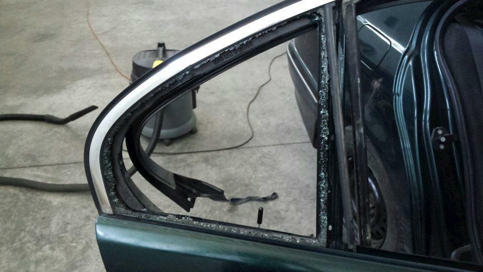 Фото разбитого кузовного стекла