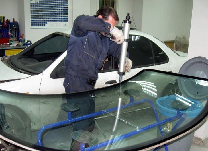 Фото процесса работы со стеклом в Автостекла Профи